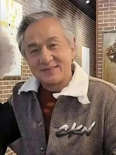 成龙自曝和儿子一年只打一次电话电影《过家家》首映礼上。成龙透露自己和儿子本来一