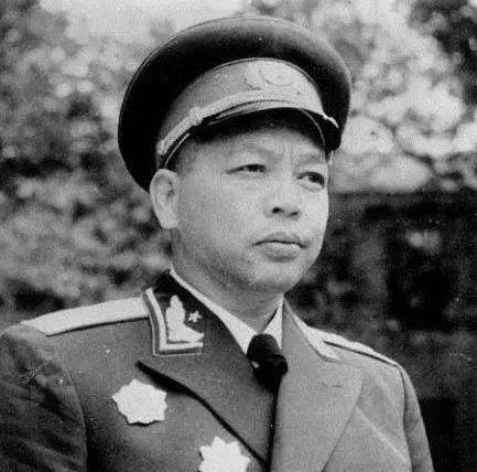 开国中将曾国华建国后回到阔别26年的老家，广东五华，年过九旬的父亲看着这个军官，