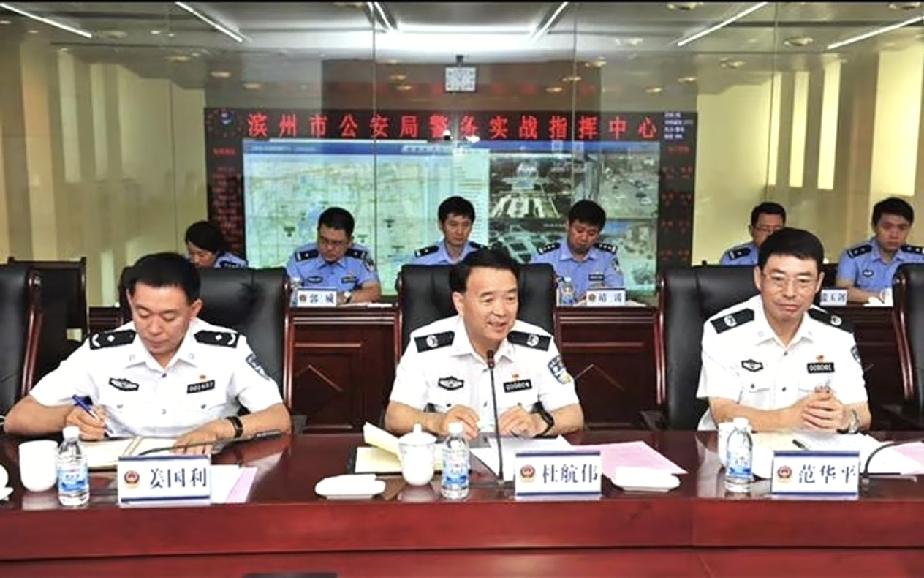 同样是白衬衫，差距也是很大的，不过这位三级警监可以和副总警监坐在一起开会，说明也