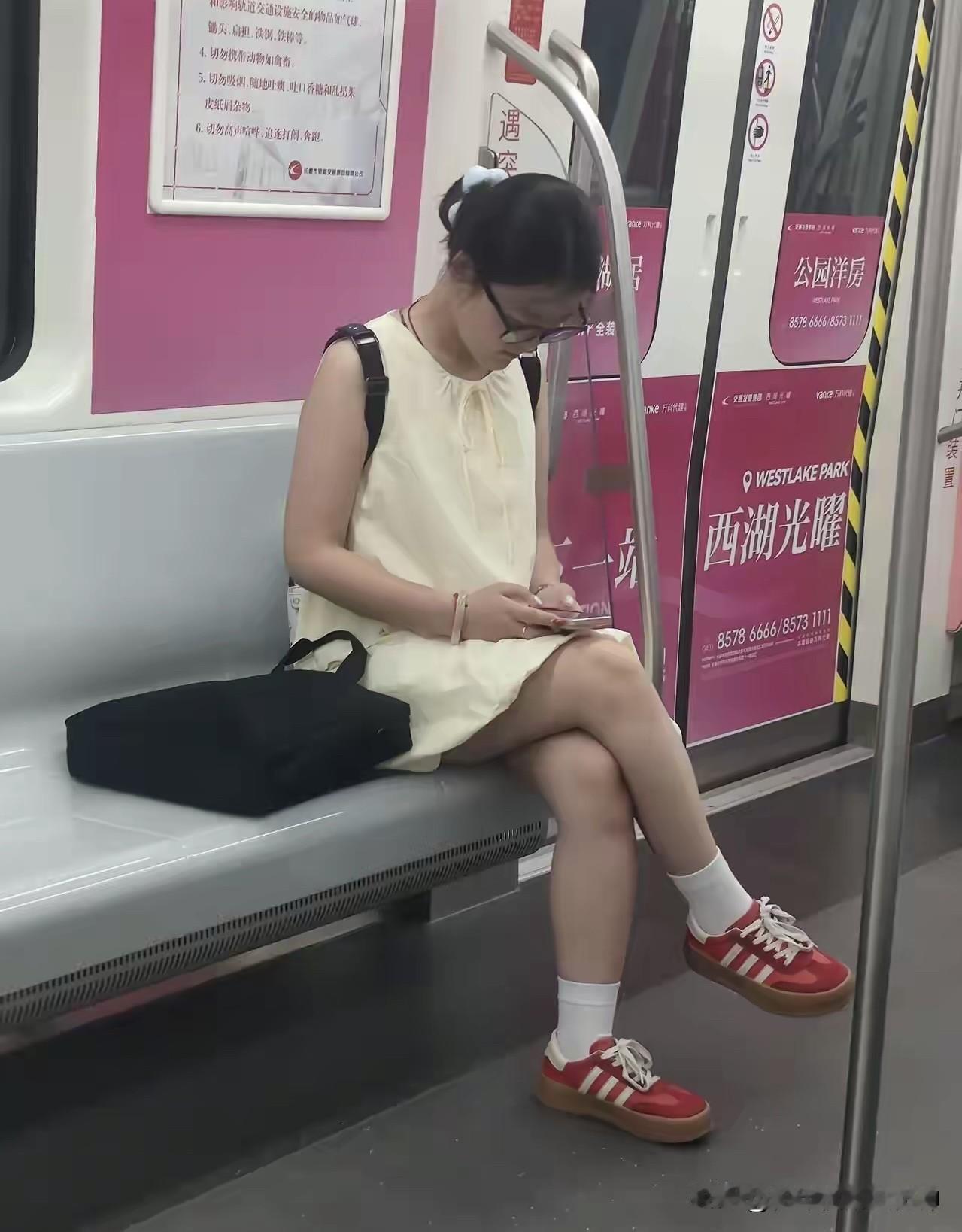 下班晚了，地铁上人很少，遇到一个妹子，挺文静的，也不张扬，有些心动，如何开始第一