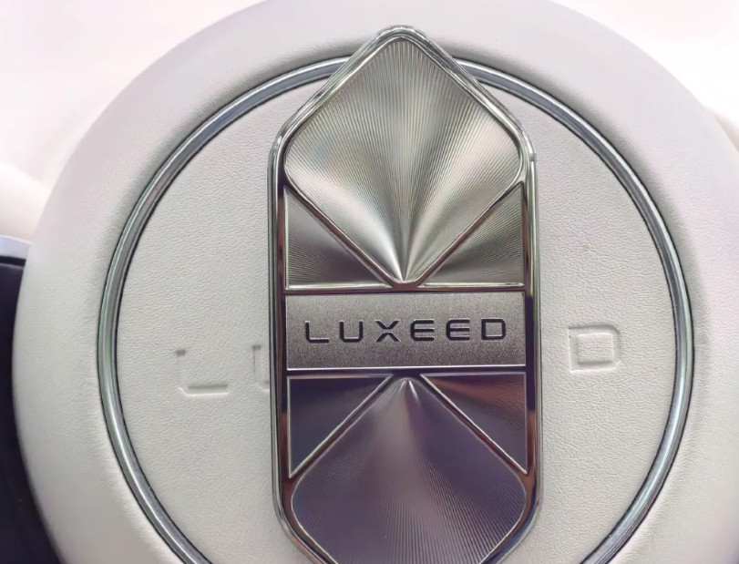 终于收到了智界Logo，咱的智界R7逼格瞬间提升不少！盯着智界Logo看久了