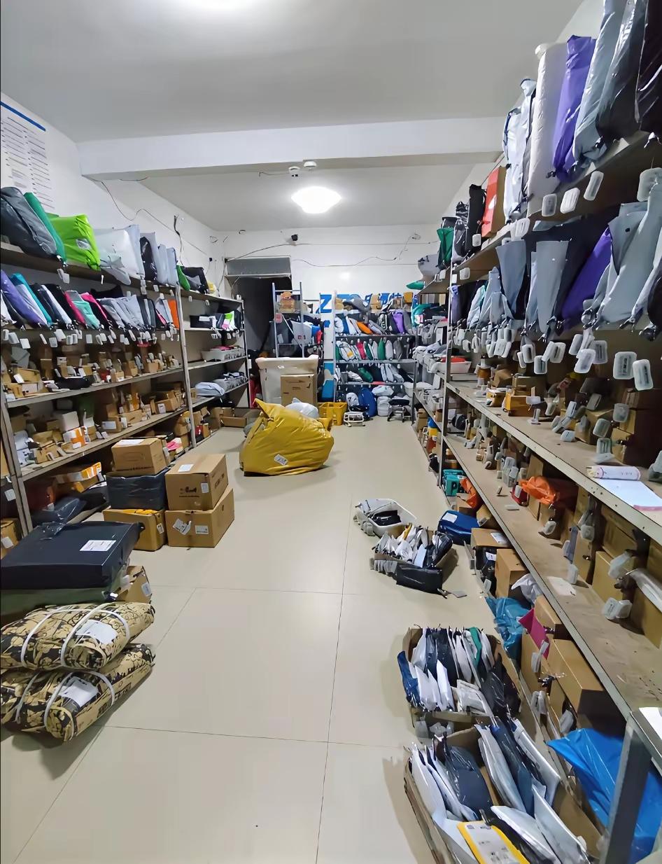 累是累了点，但是我感觉挺好的，这是我们村里的，她家从洗化干的快递。从一间房，现在