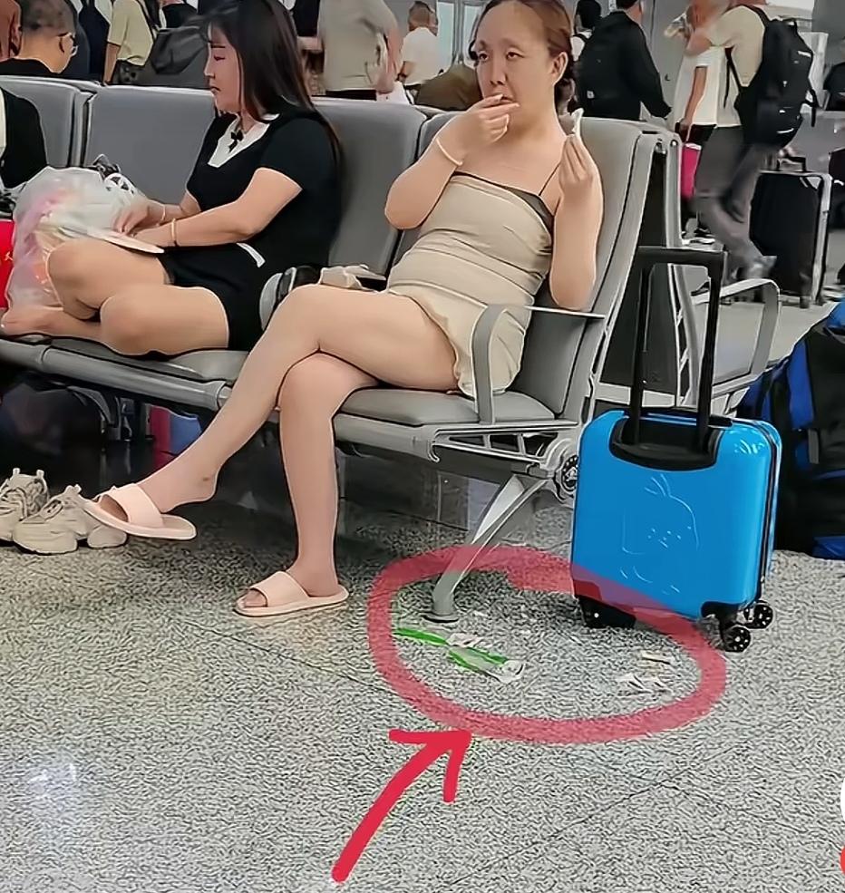 这姐妹穷成这样还旅游？这是一位博主在机场候机厅抓拍的镜头全程没有打