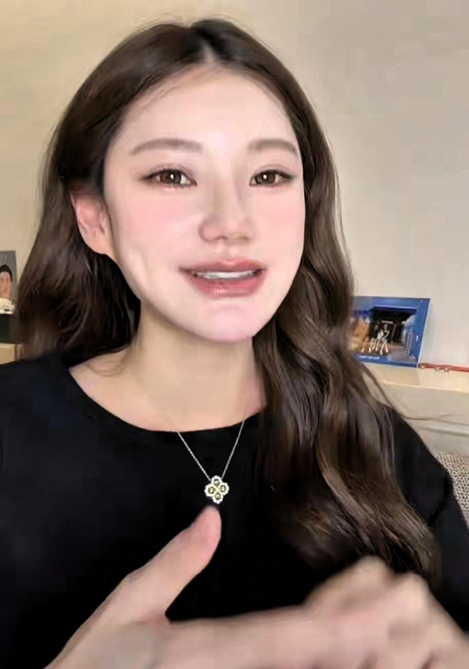 马筱梅与小霖霖，家的依恋很深。昨晚深夜，马筱梅在直播间里，她看着有点胖，和大家