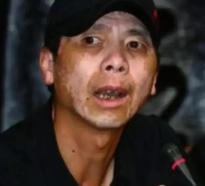 姜文在后台半开玩笑叫了一声“冯裤子”，冯小刚当场脸就黑了，站在原地半天没说话。