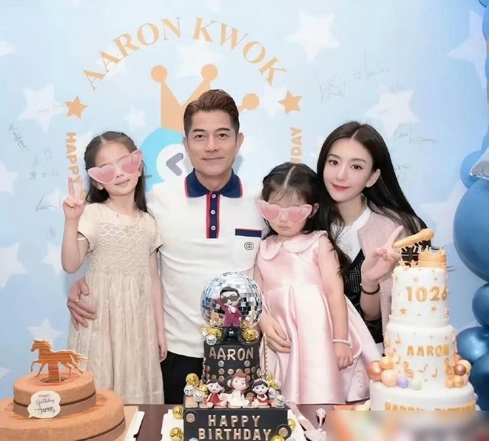 郭富城，快六十的人了，活脱脱一“小伙子”。可一家六口进景区，就方媛一个人掏了全价