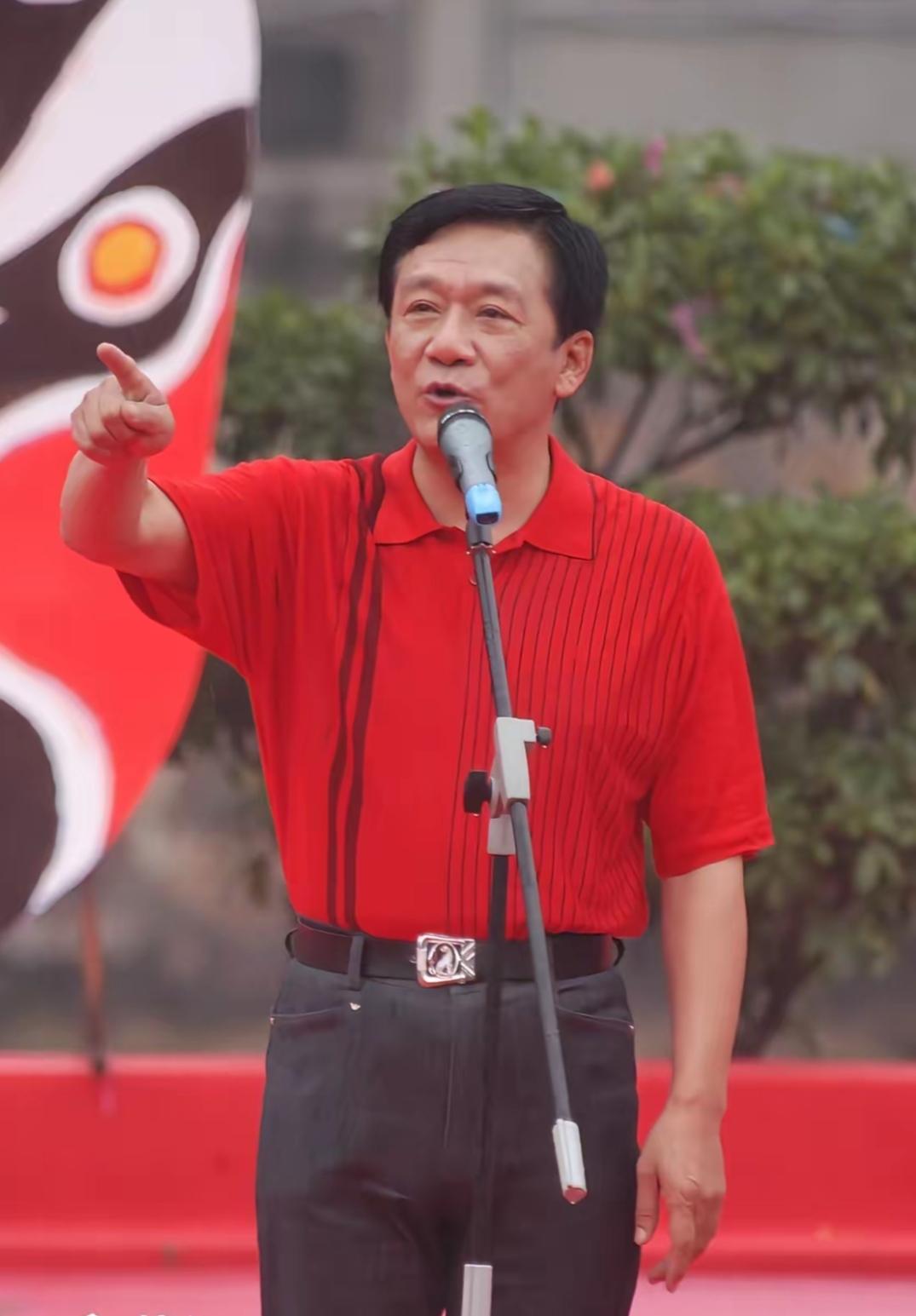 李立群在节目上说，他年轻的时候，有一次在内地坐飞机，偶遇了侯耀华，侯耀华