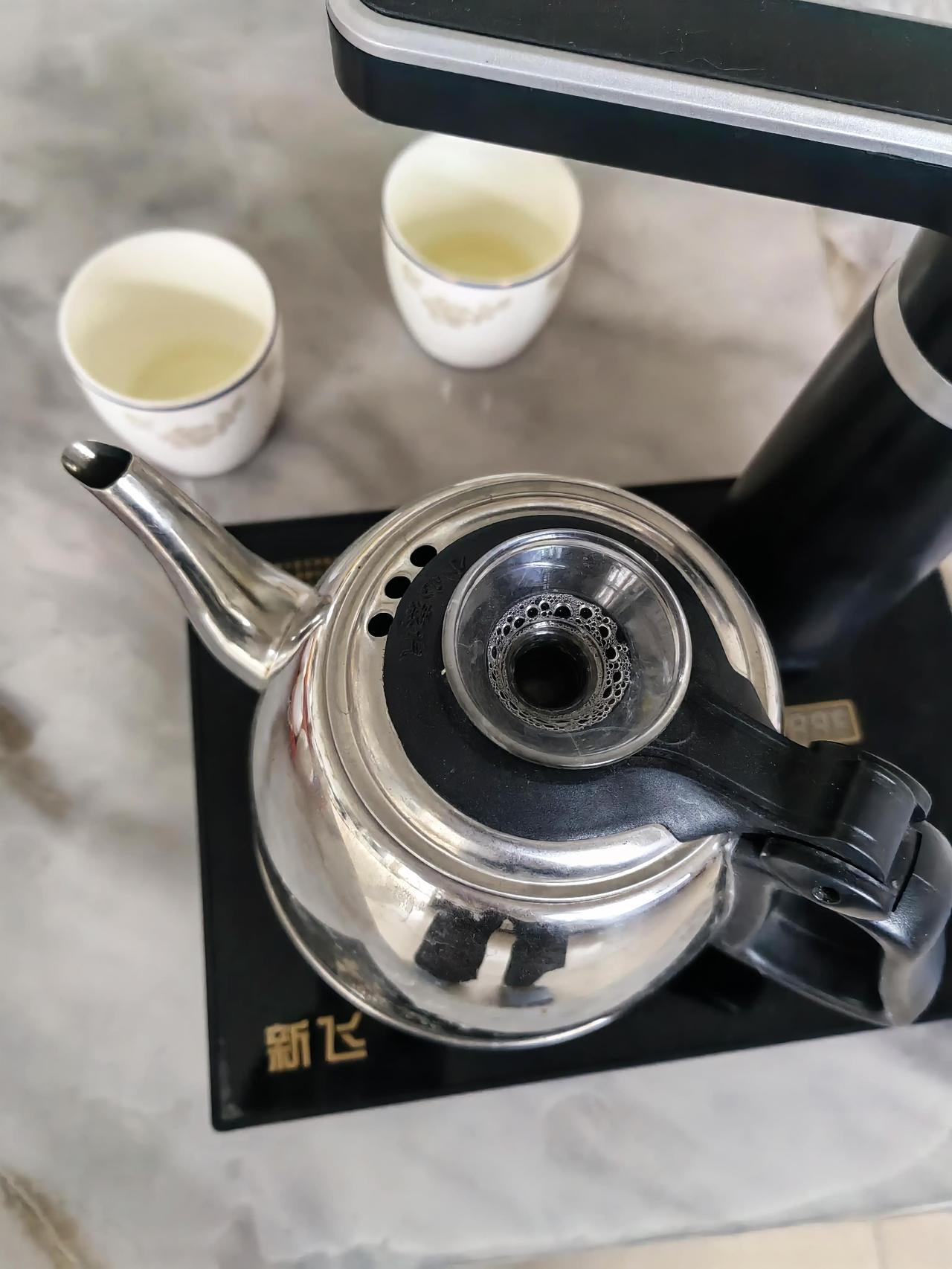 和大姐视频聊天问好，大姐手机一晃，看见大姐的邻居坐在旁边。我还没说话，大姐