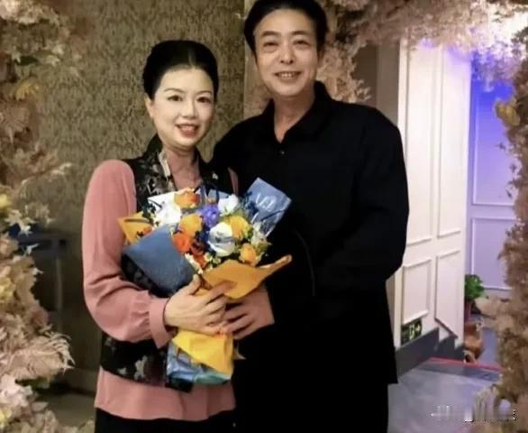 有网友评论说；说真心话，我不喜欢这个许阿姨，因为她自己开直播赚钱，天天闹腾，没完