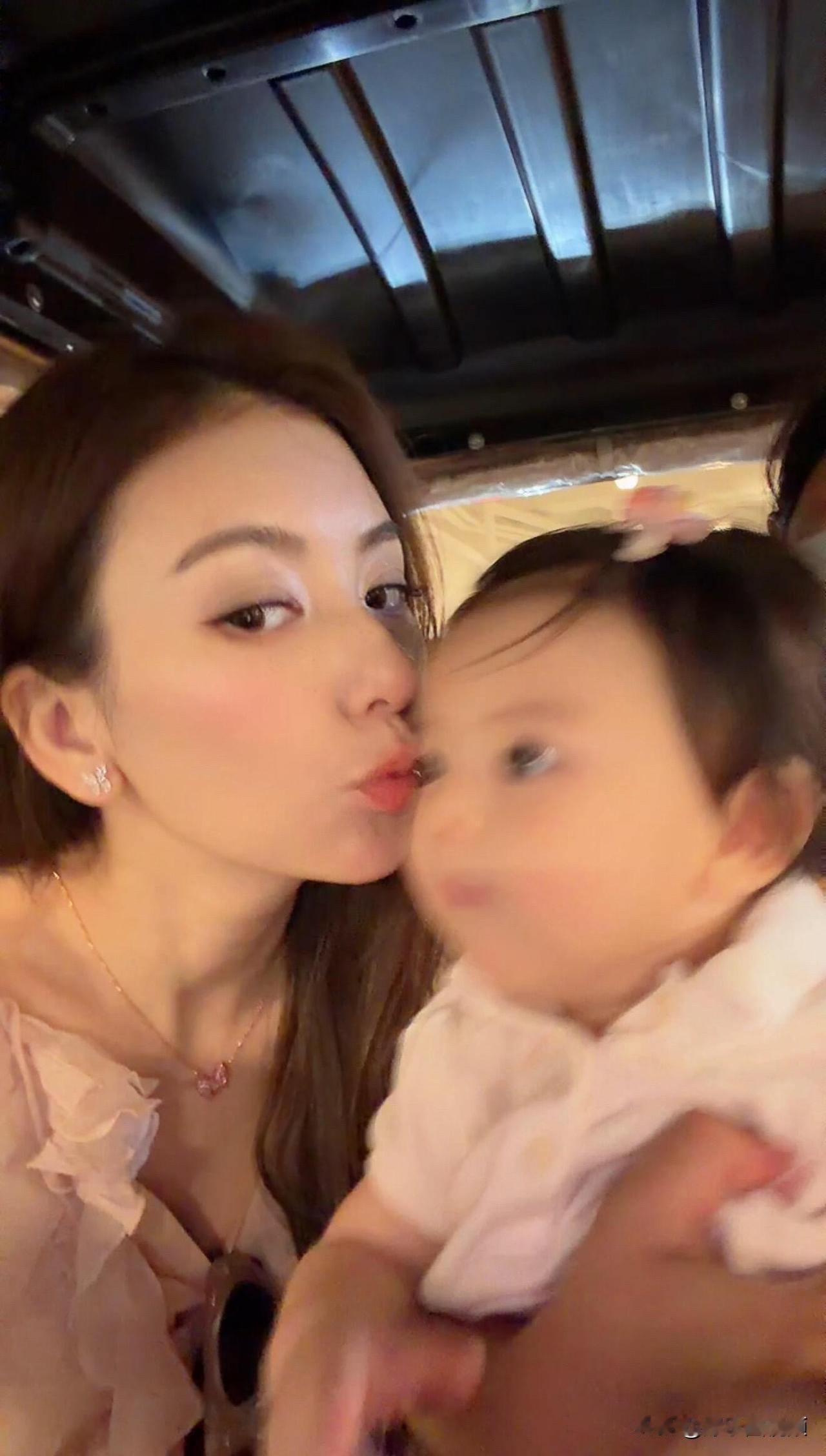 ❤️郭富城与方媛新加坡旅途定格温馨瞬间，携女儿们开心游玩。常被讨论的老夫少妻组合