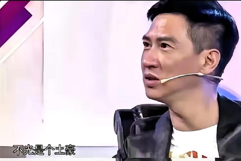 华少采访张家辉名场面！炫耀三套房反被一句话噎住，当场社死2015年