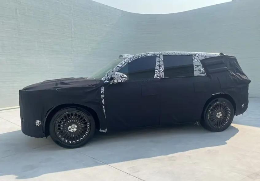 昨天岚图曝光了两款新车，追光L和代号泰山的SUV，卢总今天直接摊牌：两台车是岚图