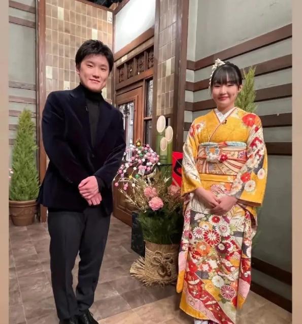 张本兄妹如今处境极为尴尬。这种尴尬不再是隐性的隔阂,而是在2025年1