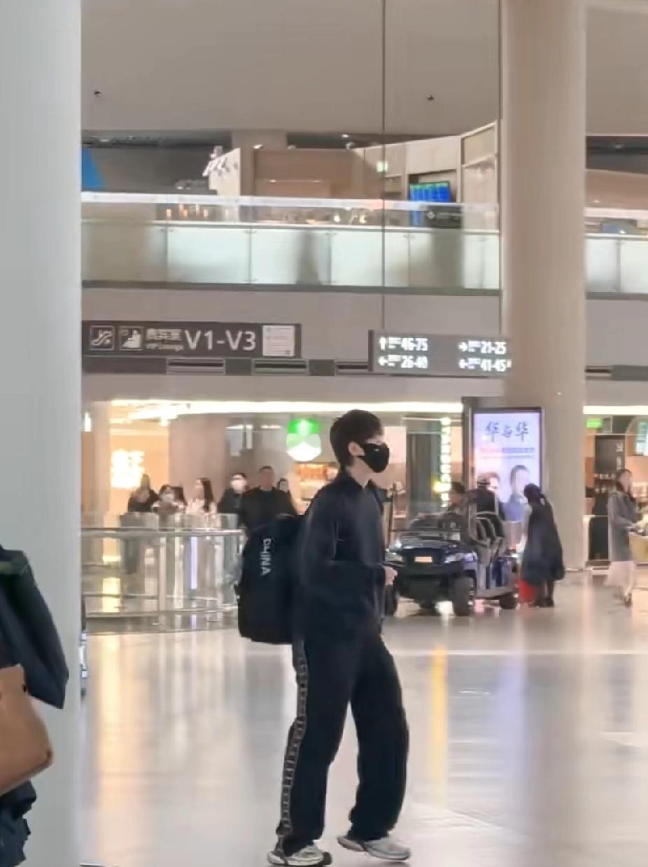 王曼昱机场路透满屏大学生感刷到王曼昱的机场新图，真的被这股子青春感戳中了！