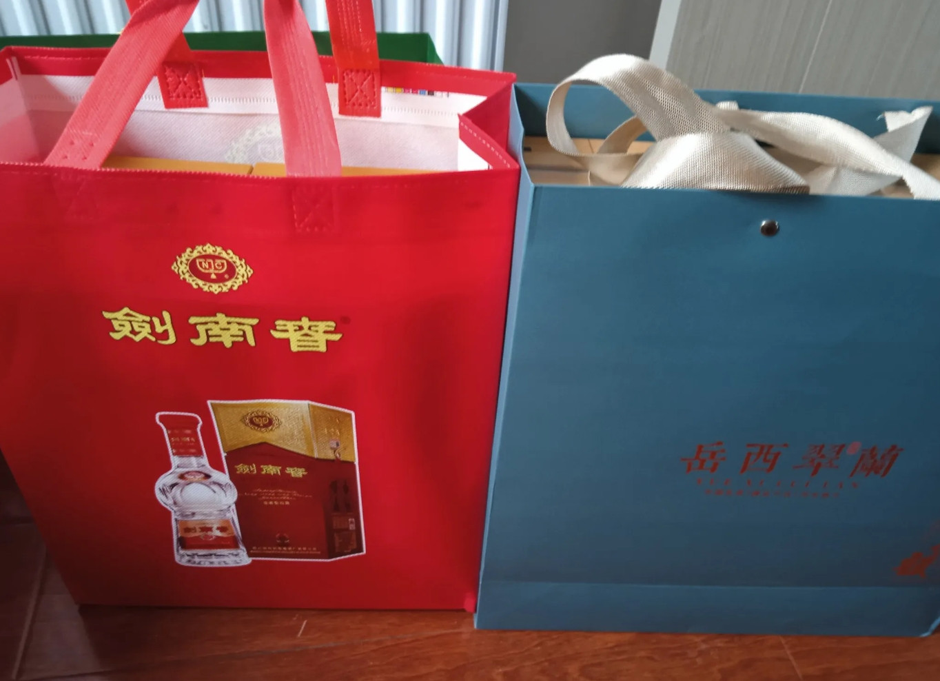 五一假期，表姐的女儿把男朋友带回来了。表姐对这个男孩一点都不满意，男孩个子不高