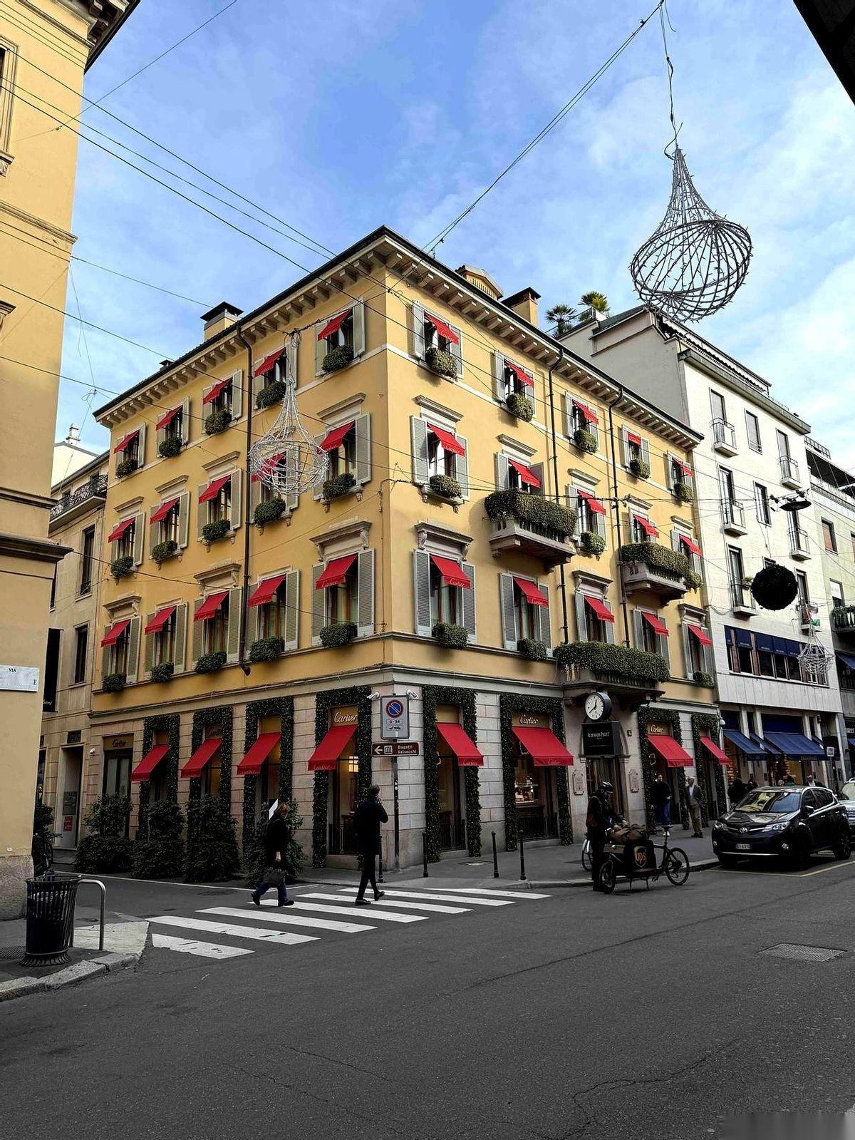 把简历拉出来，每条都像开了挂。36岁，北大博士，985大学正教授，博导，国家级