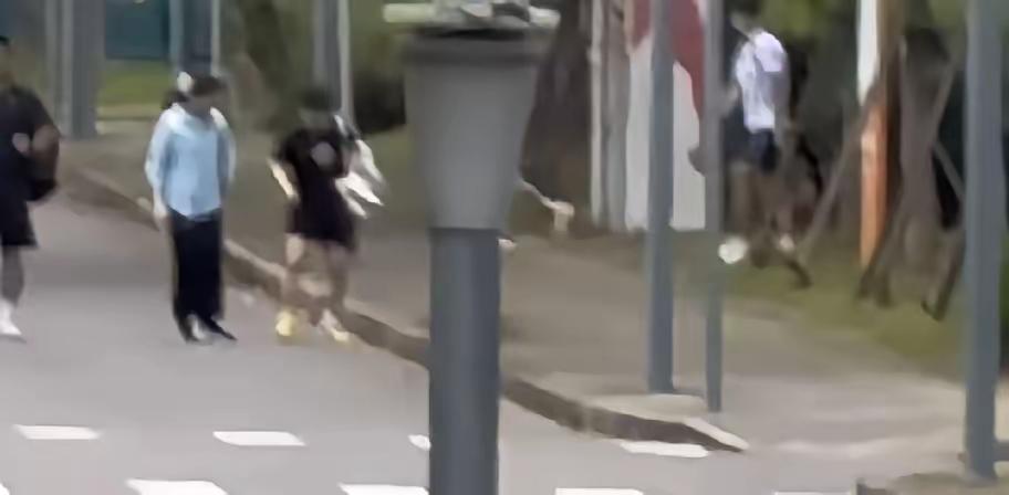 今日份在偏僻崇明岛的看到上训的新鲜莎莎今天被跟队姐妹偶遇又被抓拍到的莎莎看到