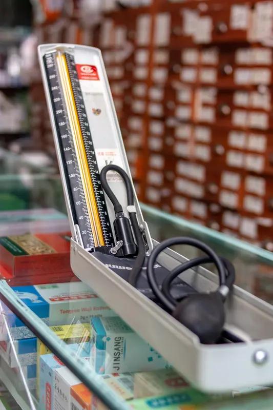 中医诊断当然要靠仪器，听诊器血压计是标配。以前西医也不用仪器，是因为没有，有了听