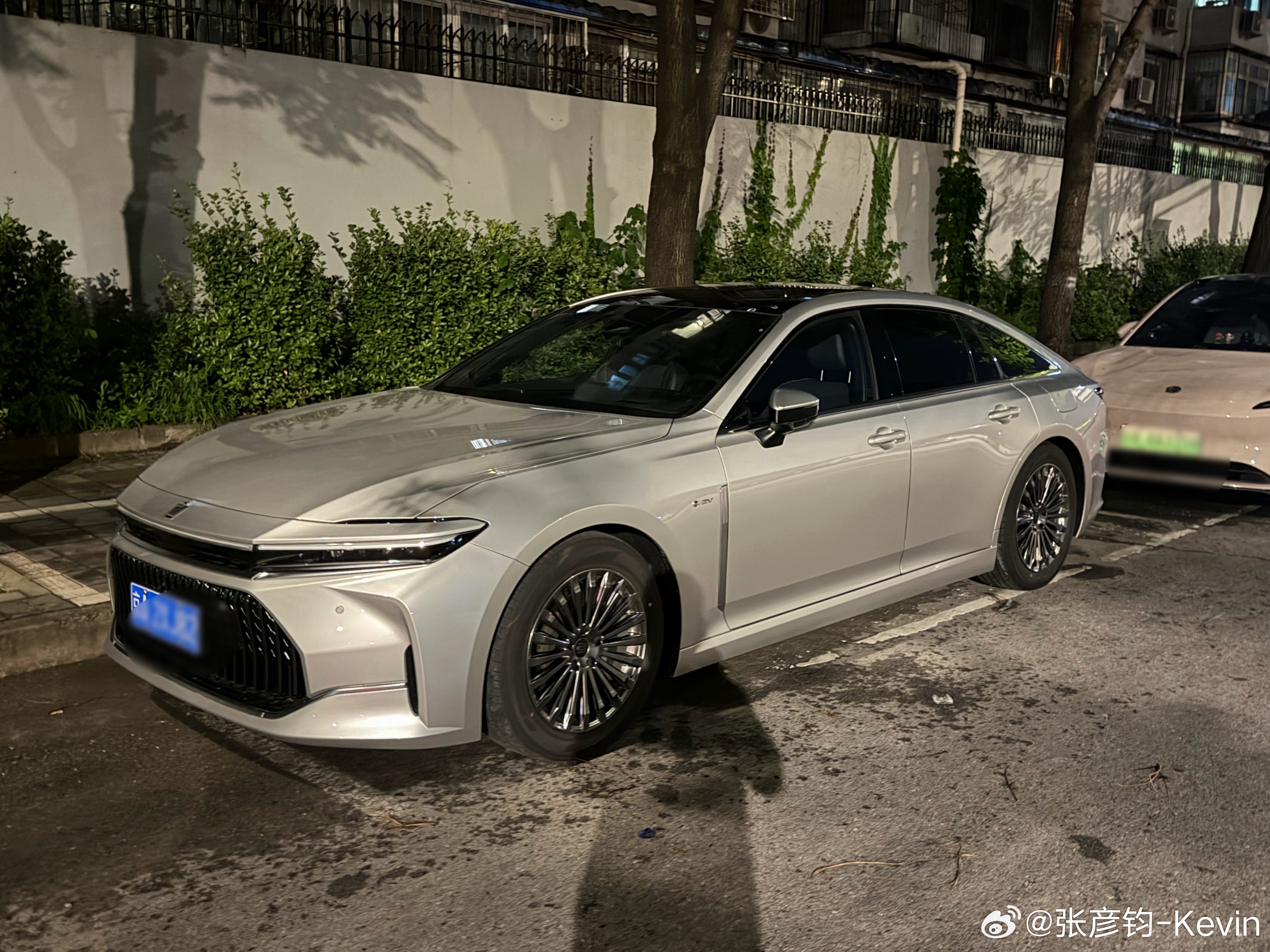 昨晚跑步又遇到这部皇冠SD，其实到现在我还是不太能接受这车的屁股，我对轿车的感觉