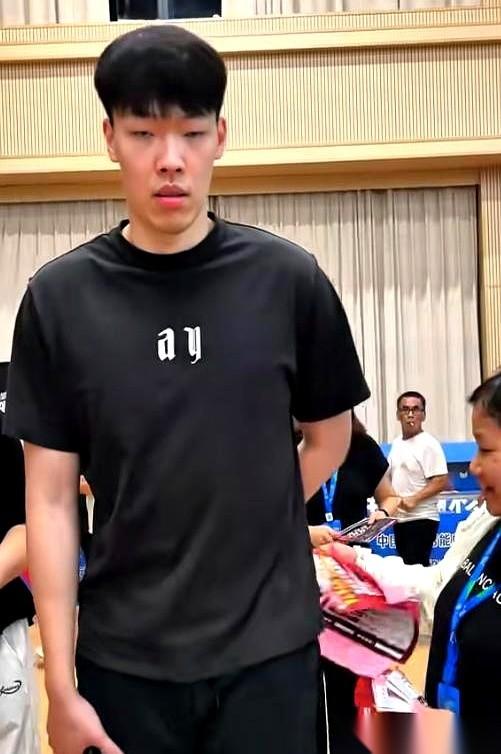 24岁，身高两米零五，本来该是满场飞奔、迎着全场尖叫扣篮的黄金年纪。结果呢？