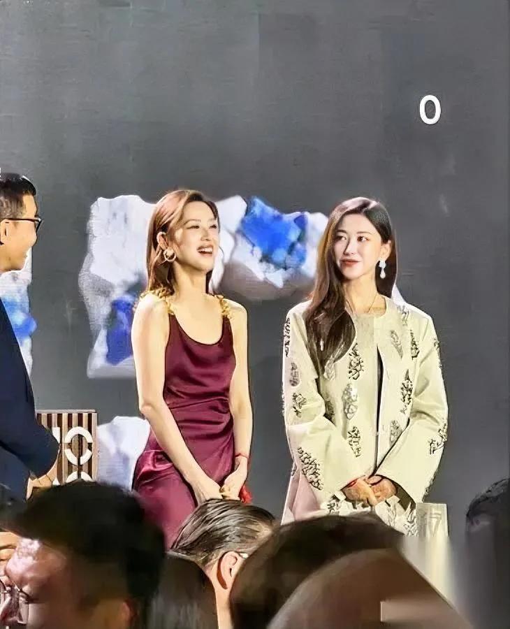 豪门审美有多绝？章泽天赢麻了！同框大明星朱珠，她凭啥没输？慈善晚会上，3