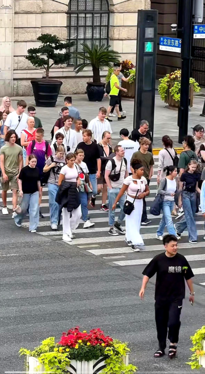 我问我旅行社的朋友：为什么最近上海来了这么多老外？朋友回答：不是因为喜欢旅游