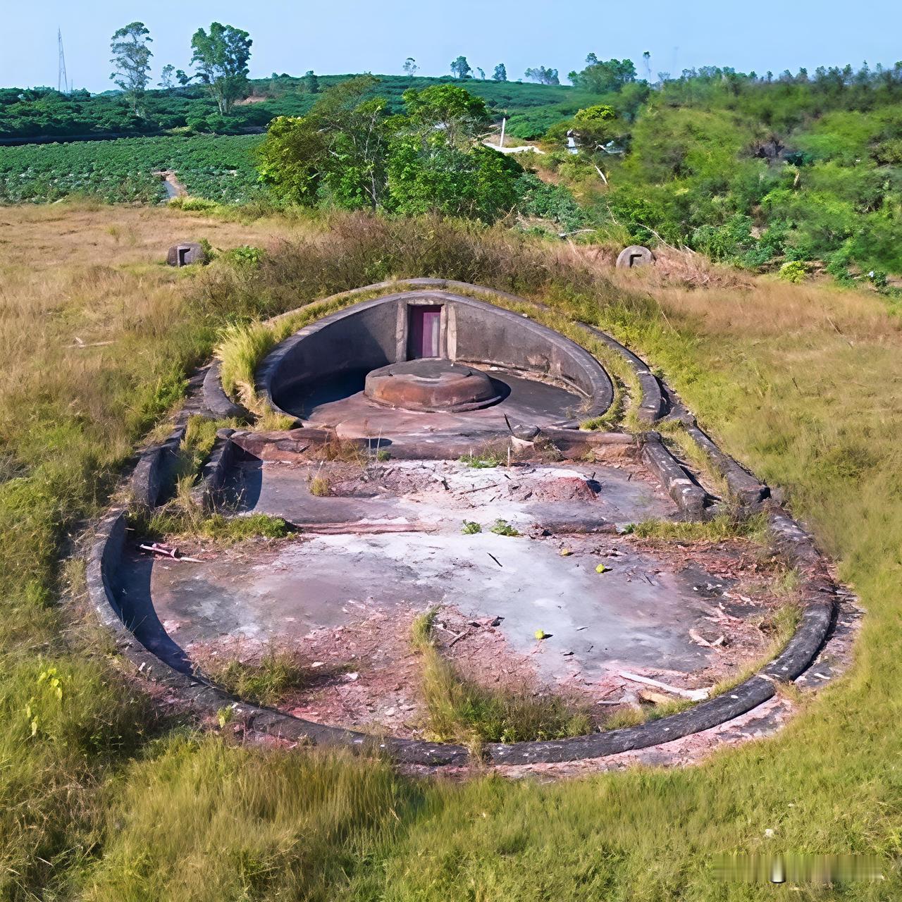 田野边发现一座南宋古墓，至今巳有750年历史了，据当地人说墓主人当年还是做官的，