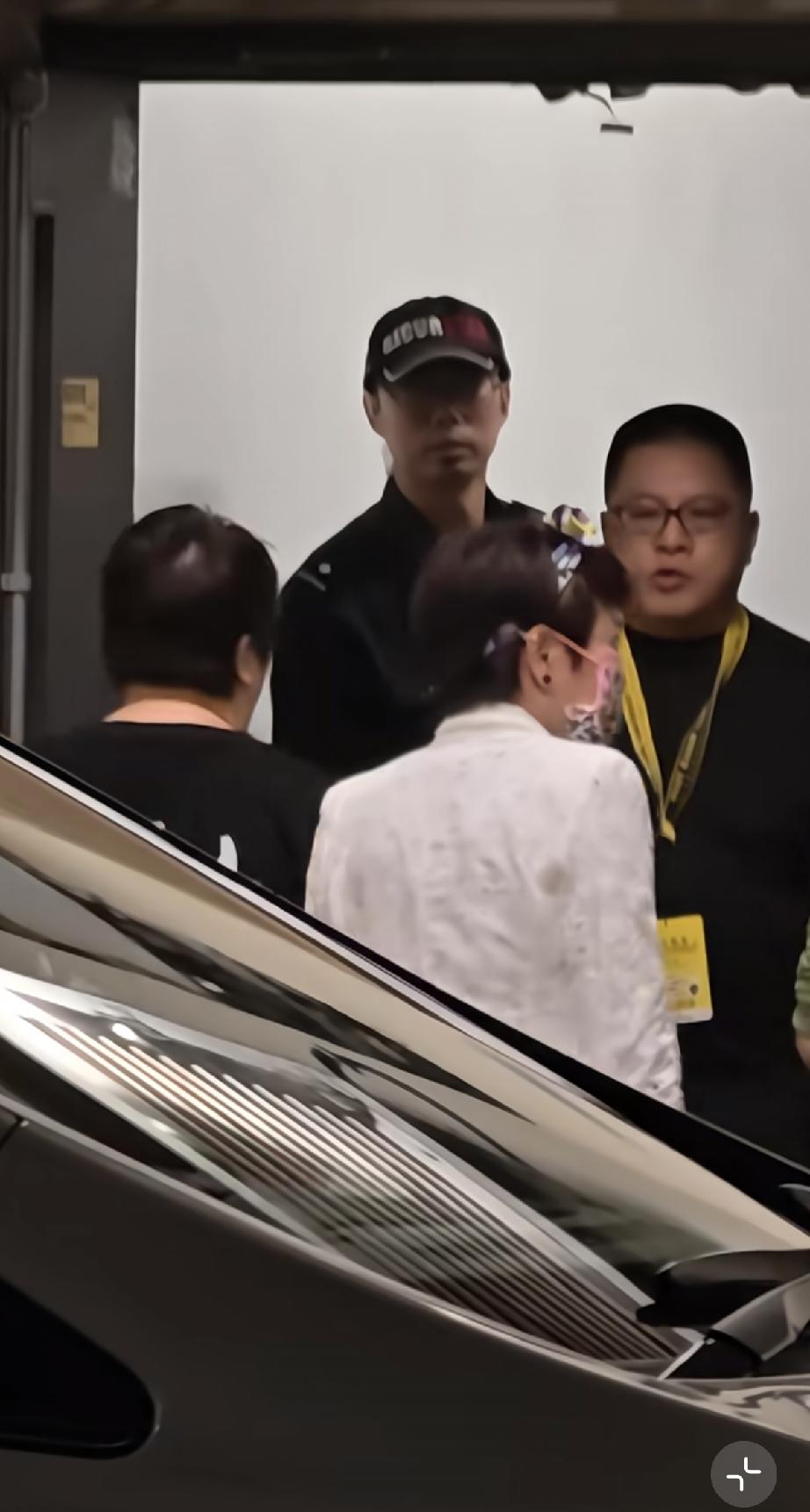 9月20日，谢霆锋75岁的母亲狄波拉到香港红馆看谭咏麟演唱会，她打扮精致，笑得前