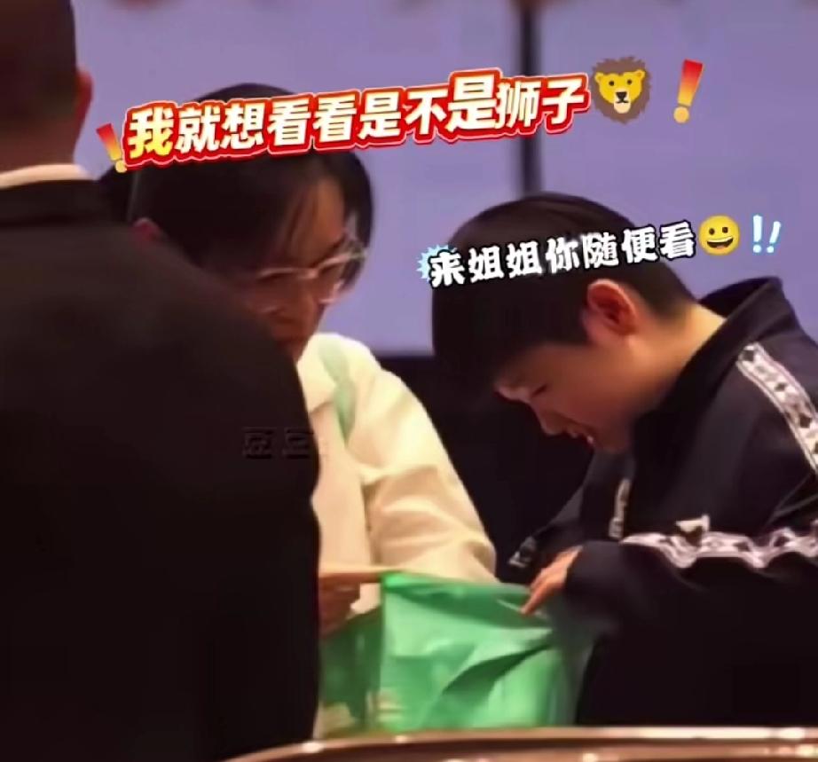 莎莎低头专心的扒拉队医的布袋，那精神太专注了。队医姐姐也很耐心的说慢慢翻，有喜欢