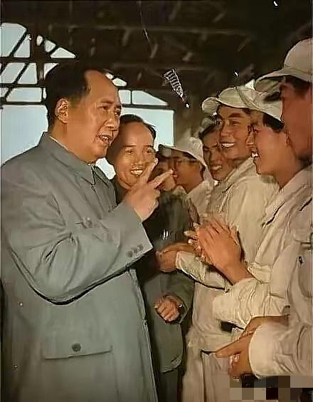 毛主席早就说过，先进技术不是等来的，要靠我们自己的脑子和双手去抢、去造。他强