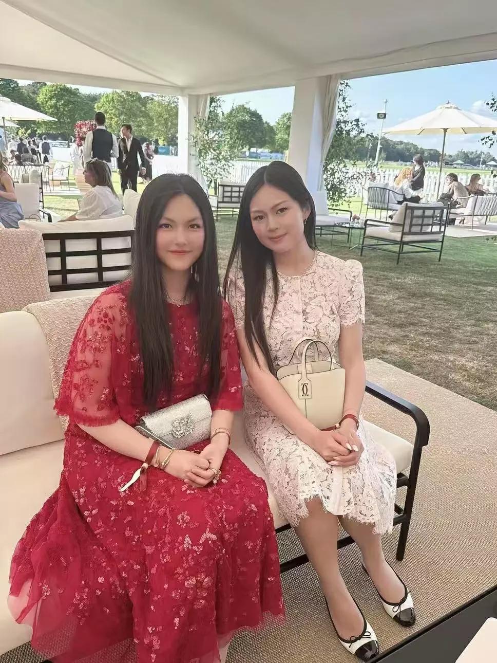 李湘携王诗龄现身马球赛场顶级名媛圈合影引热议6月16日，一场高端马球赛事不