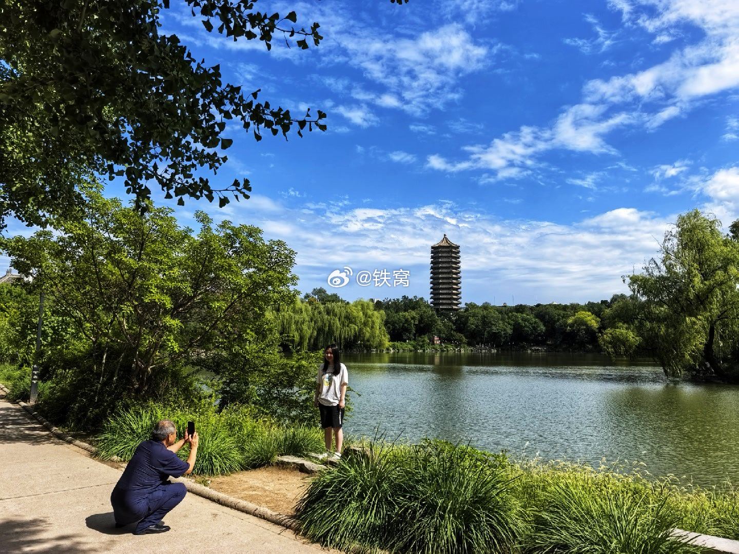 蓝天白云下的北京大学未名湖畔摄影