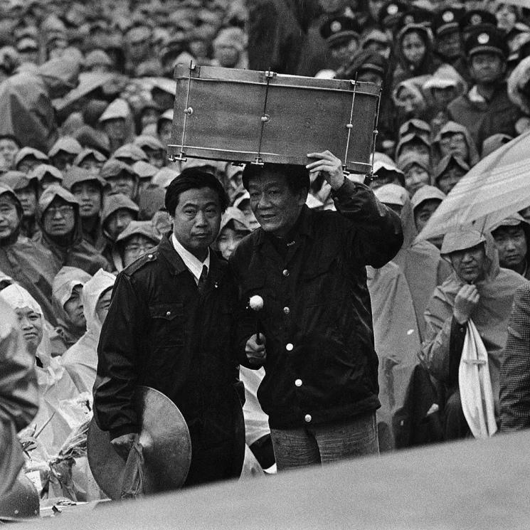 1998年，相声演员侯耀文基层演出，现场大雨滂沱，冒雨登台坚持完成表演，一张罕见