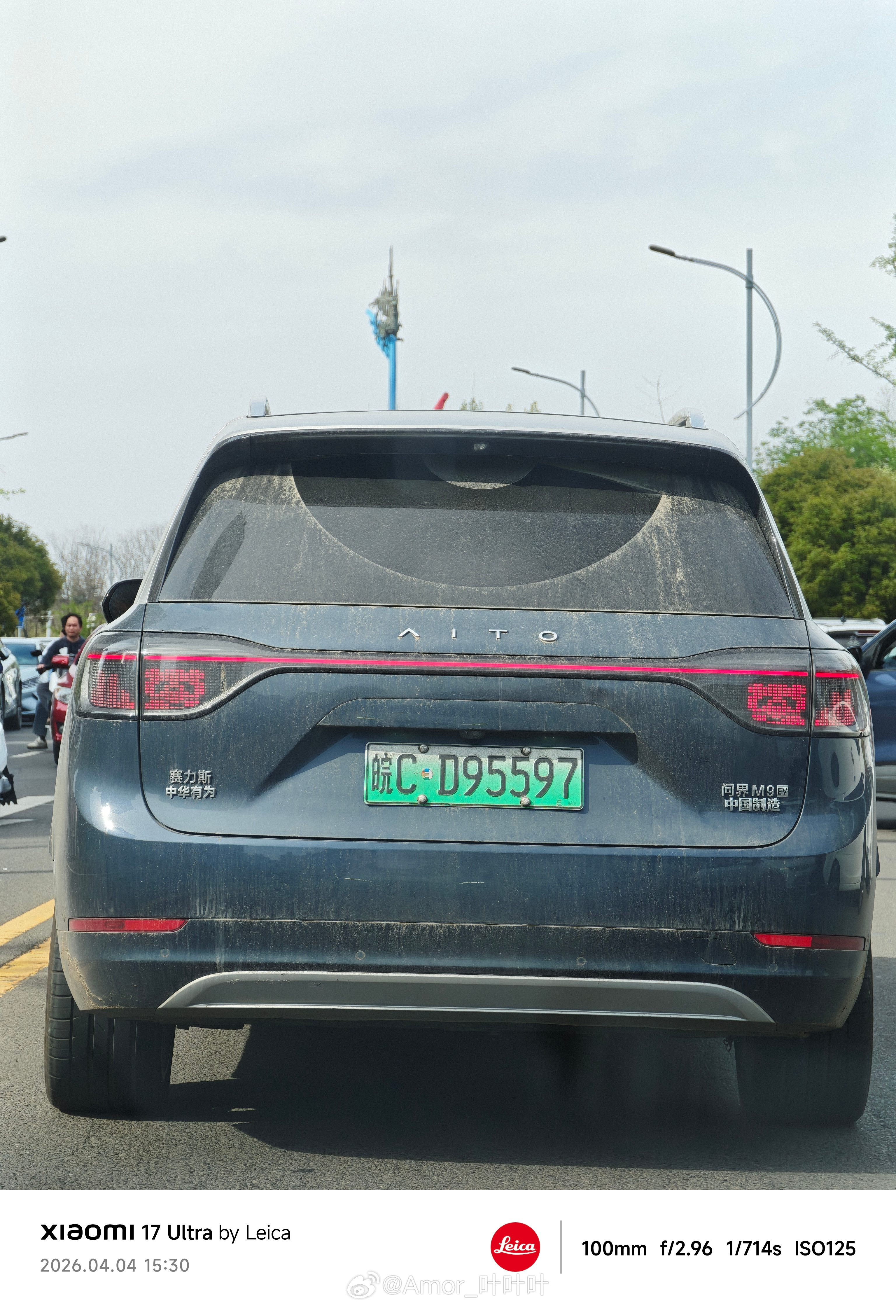 刚刚并排跟这个大哥聊了两句，我说m9他也竖了个大拇指，他说纯电款，当年60多万买