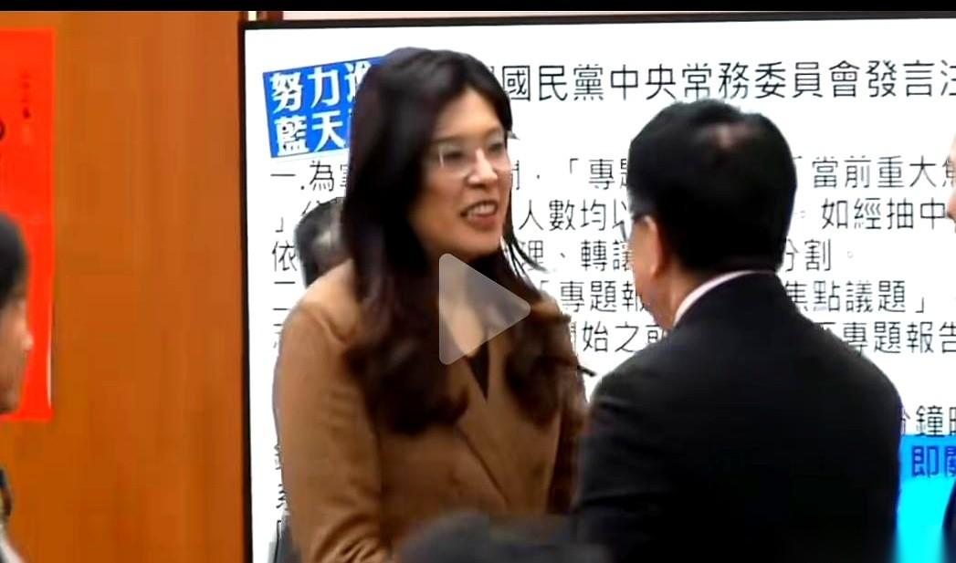 主动迎上去，一把就把手给握紧了。就这一个动作，我跟你说，教科书级别的。你以为