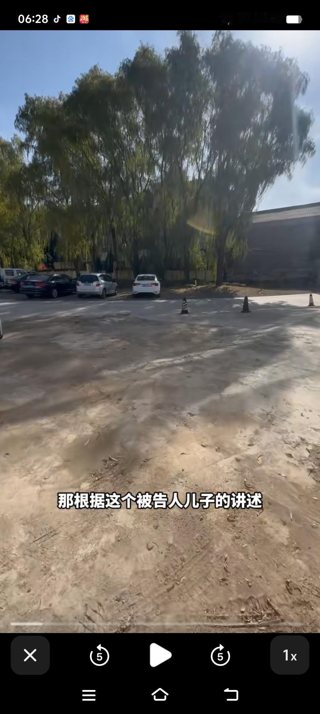 四块空心砖上面盖着块石棉网，紧挨着一棵大树不仅能拴狗，更主要的是正好利用它成了狗