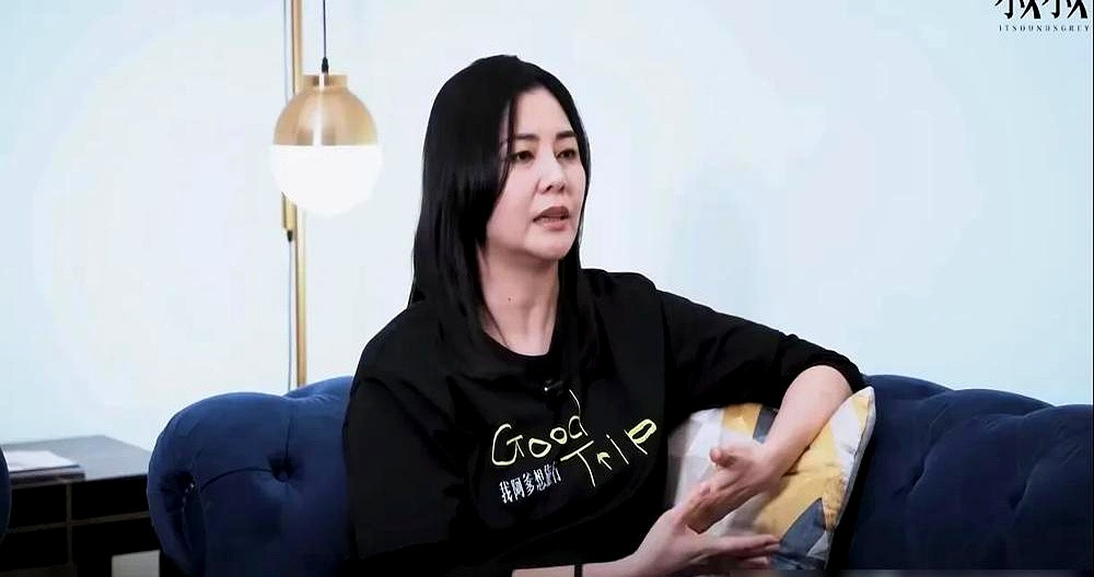 蒙嘉慧把香港的房子挂出去租掉，跟郑伊健两个人躲到福冈养羊去了。网上好些人说她混