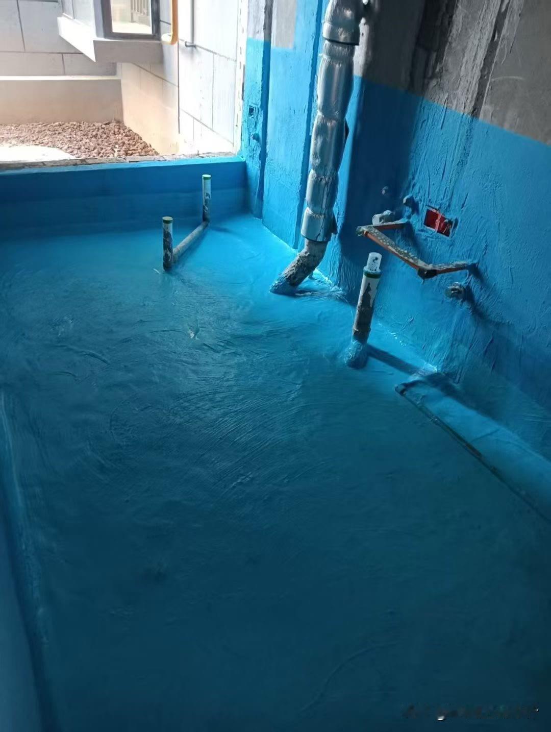 砸砖后墙边防水核心：清干净→修圆角→堵漏王封边→墙刚地柔+附加层→闭水试验，重点
