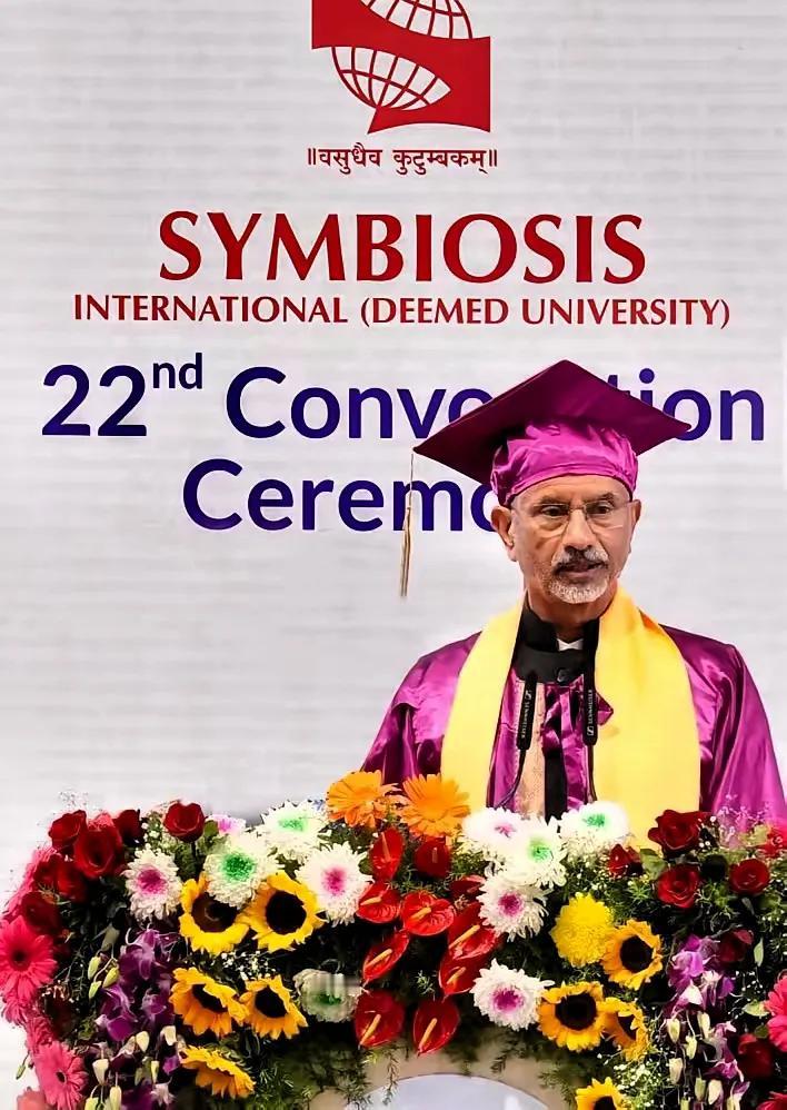 昨天（12月20日）印度外交部长苏杰生在一所大学毕业典礼上发表讲话，还不忘提到中