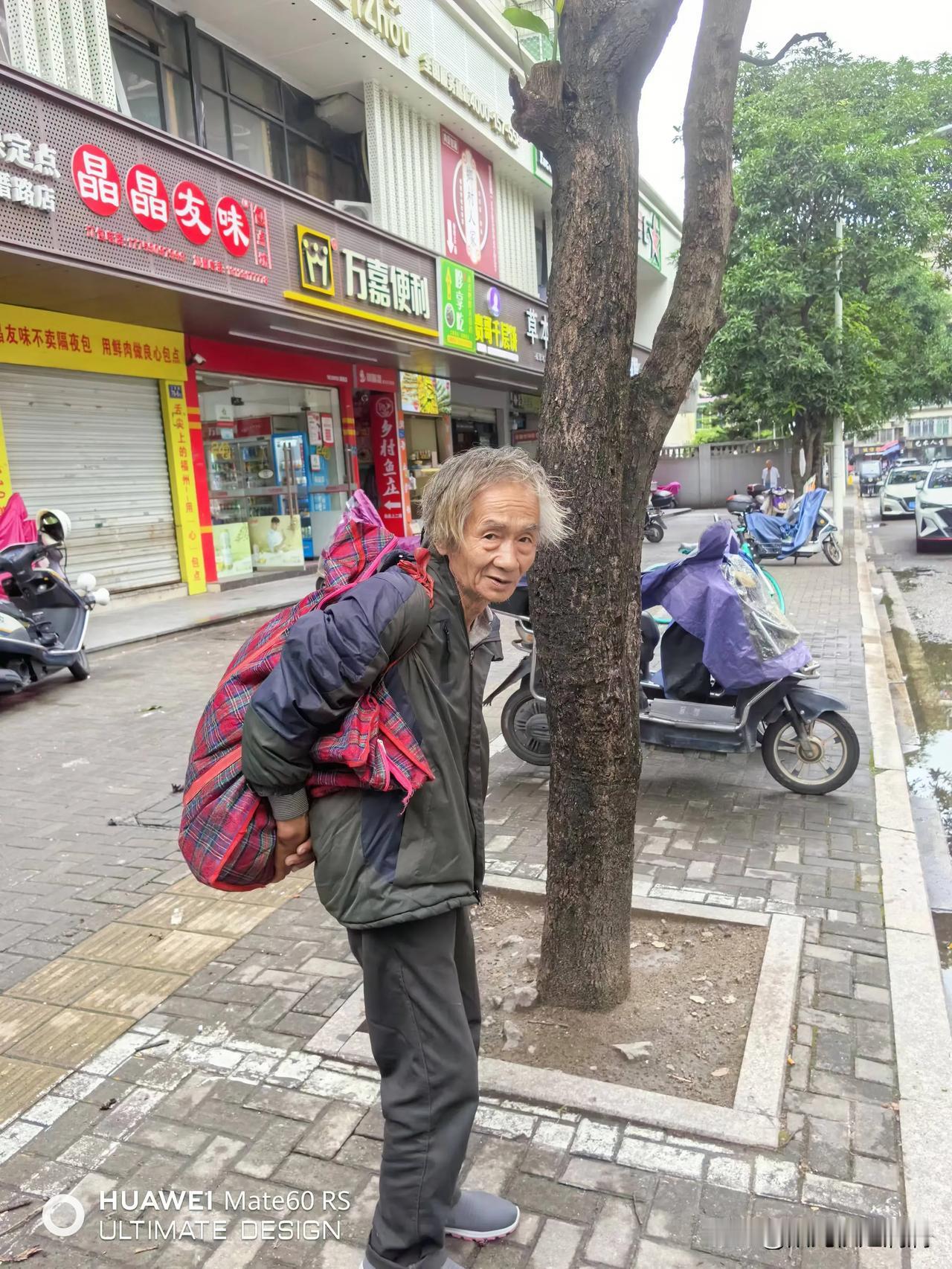 图片中的老人流浪在福州市鼓楼区好几年了。他其实之前还是老师还是什么，就是蛮有文