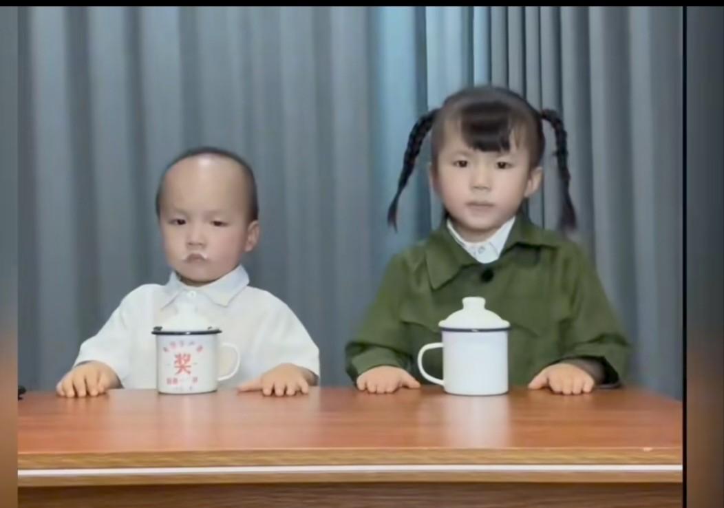 最近经常刷到两个小孩搞笑的视频。一个男孩也就3岁的样子；女孩子大一些，也不过5