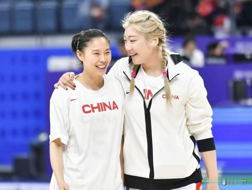 中国女篮国家队同李梦关系最好的3位球员：1、韩旭2、王思雨3、李月汝