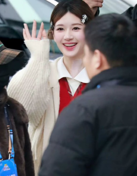 是在模仿小时候的自己吗，简直要萌化了