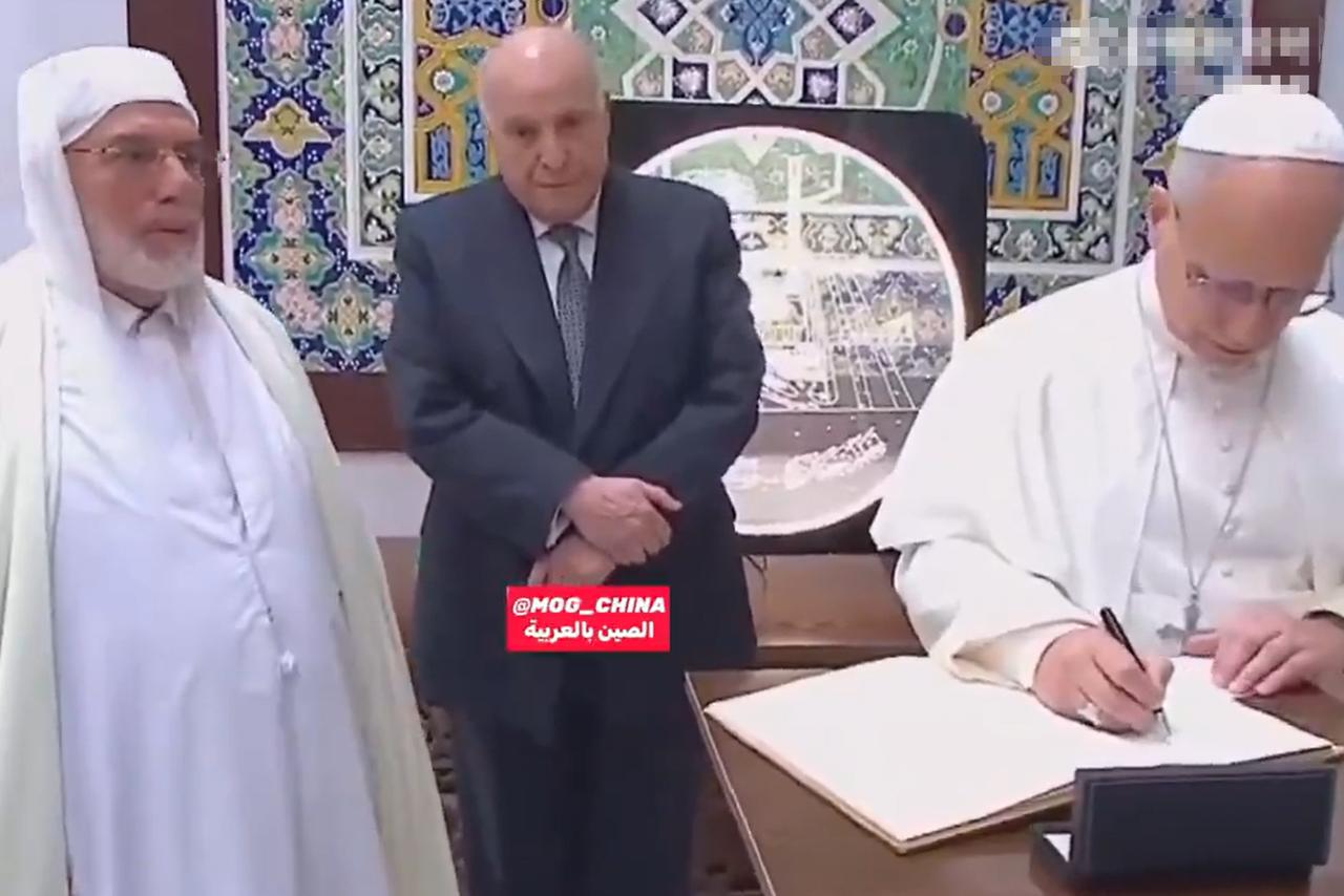 这才是世界该有的样子。教皇在阿尔及利亚清真寺签下了黄金登记册，同时写下了和平