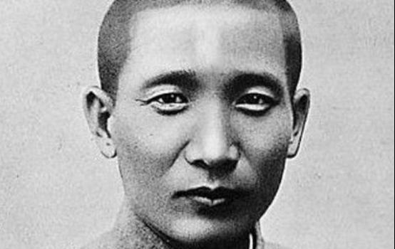 1949年，张治中因家中困难，便让儿子去傅作义家借钱，傅作义听后立即拿出500银