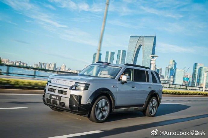 大六座 SUV 市场一直有个怪圈：要城市豪华就别想越野，要硬派通过就得...