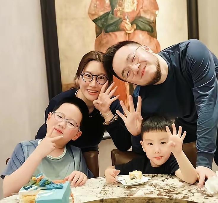 巴图，高调发文！8月19日，一向低调的宋丹丹儿子巴图突然晒出全家合照，并发文