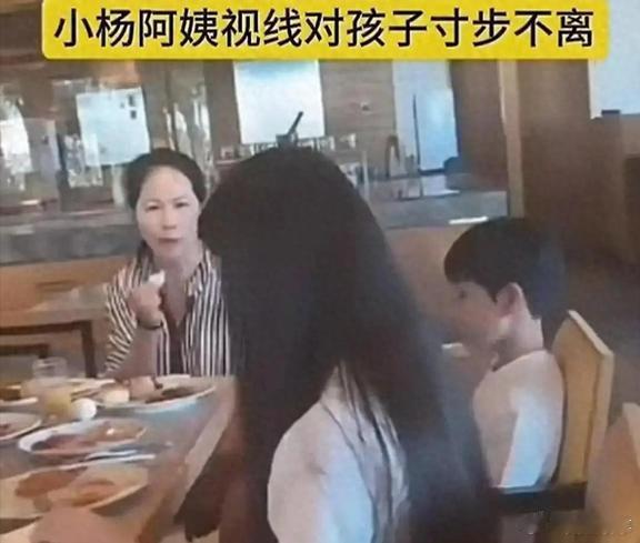 张兰以前聊起家里保姆小杨阿姨，那话说得可实在了，直接管人家叫小玥儿的“第二个妈”