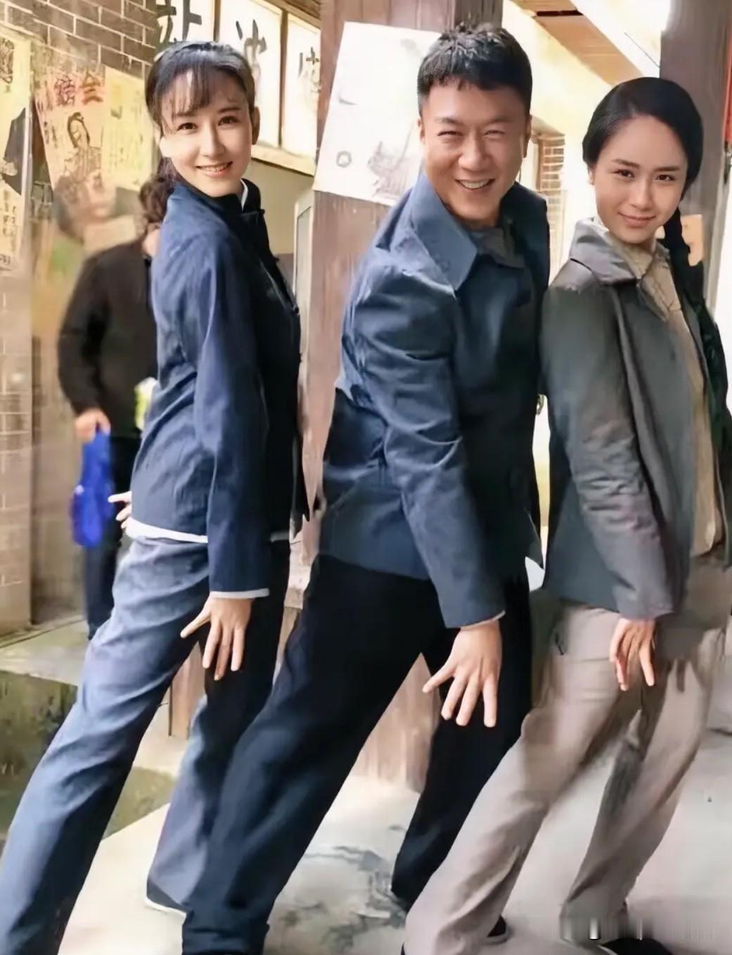 这是一张电视剧《新世界》片场三位演员的合影。左边饰演剧中的刀美兰。代表作《人民的