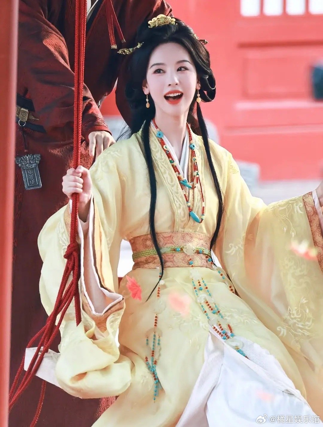 这是黄色布料没用完吗，集体撞衫